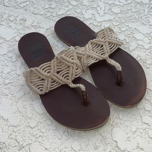 BillaBong size 7 cream flip flops